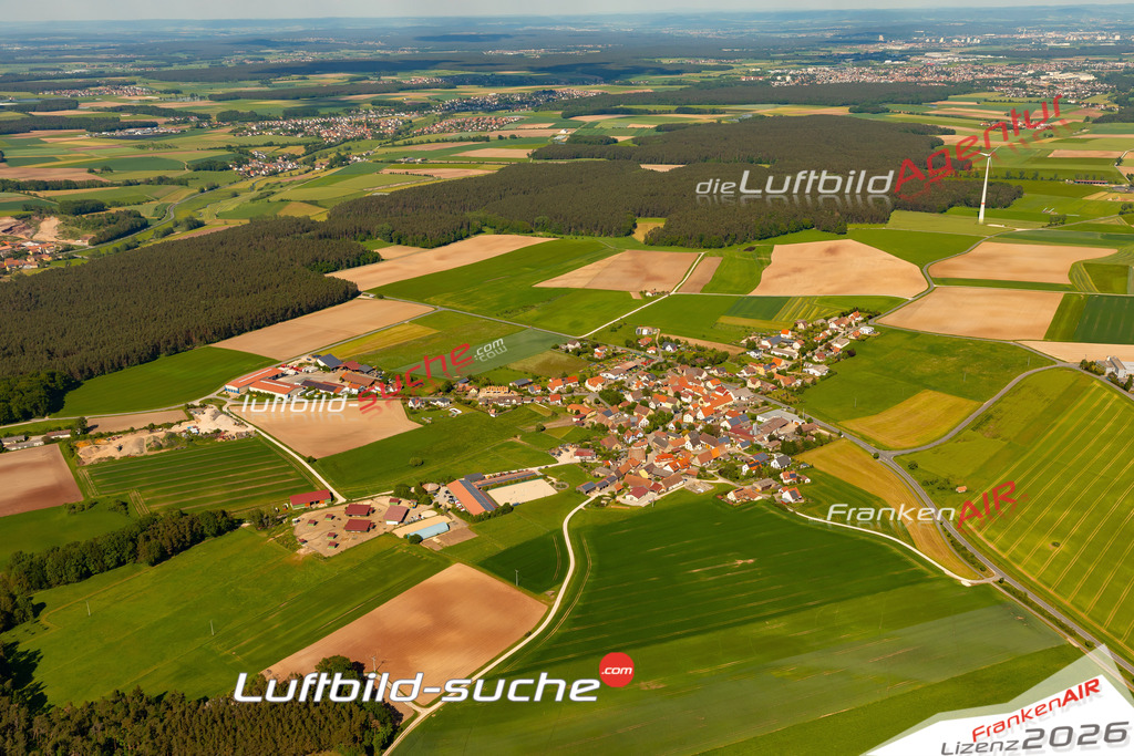 Das Luftbild zeigt : Mausdorf Emskirchen - Die Luftaufnahme wurde 2024 vom UL-Flugzeug aus erstellt ( keine Drohne ) - Hochauflösende Luftaufnahme - Für grossformatige Ausdrucke geeignet. Die Geschenkidee !Mit Lizenz und Bildrechte bestellbar