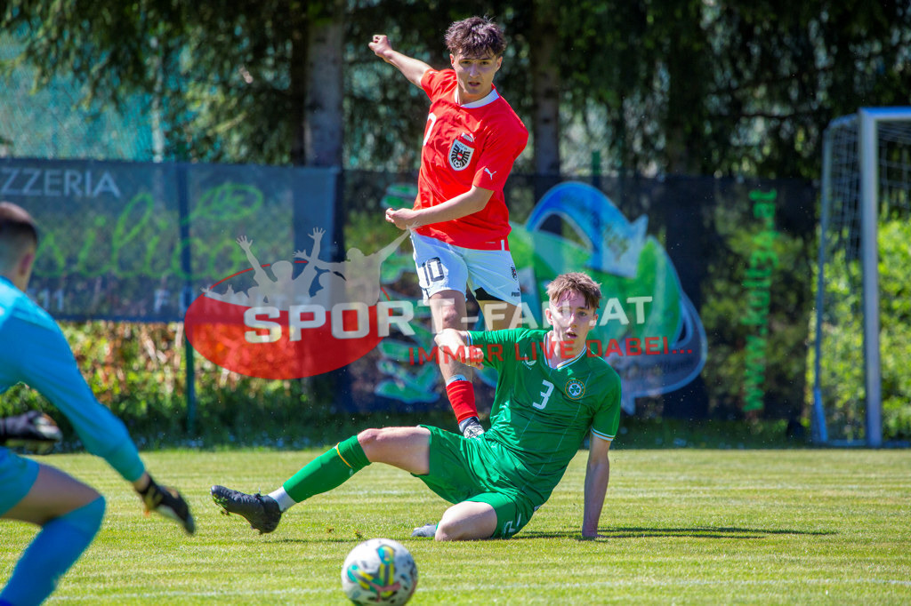 Fußball Halbfinale | Fabio Ebner (U15 Österreich #10) Ben Dumigan (U15 Irland #3) Fußball Halbfinale, Irland U15 - Österreich U15 am 29.04.2024 in Arnoldstein (Sportplatz), Austria, (Photo by Ernst Krawagner sport-fan.at) - Realisiert mit Pictrs.com