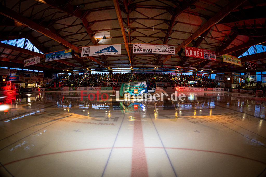Peißenberg MINERS gegen EHC Waldkraiburg LÖWEN | Eishockey Bayernliga 2025/26 Pre-Playoff Spiel 2, Peißenberg MINERS gegen EHC Waldkraiburg LÖWEN, 20260201,Zaboni in Aktion,2026-02-01 in Peißenberg (flatbuy Arena Peißenberg), Copyright: WolfgangxLindner www.foto-lindner.de