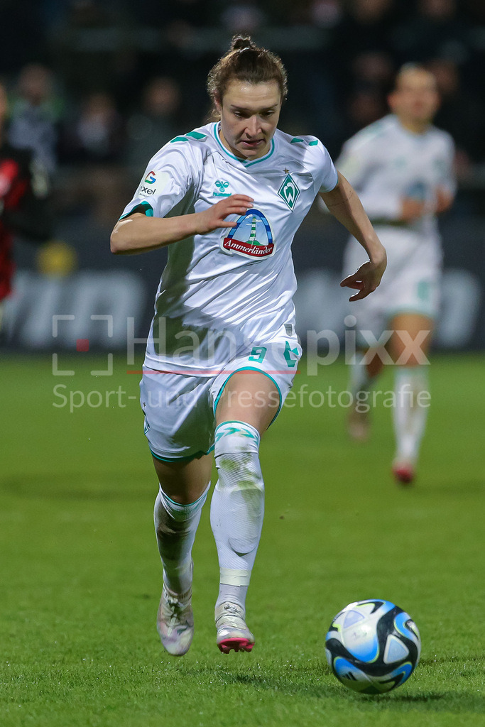 Fussball, Google Pixel Frauen-Bundesliga, Eintracht Frankfurt - SV Werder Bremen | v.li.: Sophie Weidauer (SV Werder Bremen, 9) am Ball, Einzelbild, Ganzkörper, Aktion, Action, Spielszene, DIE DFB-RICHTLINIEN UNTERSAGEN JEGLICHE NUTZUNG VON FOTOS ALS SEQUENZBILDER UND/ODER VIDEOÄHNLICHE FOTOSTRECKEN. DFB REGULATIONS PROHIBIT ANY USE OF PHOTOGRAPHS AS IMAGE SEQUENCES AND/OR QUASI-VIDEO.
