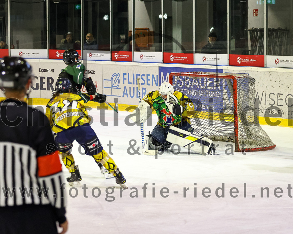 2022-12-16_107_TSV_Erding_gegen_EC_Pfaffenhofen | Erding, Deutschland, 16.12.2022:
Eishockey, Bayernliga 2022 / 2023, 21. Spieltag, TSV Erding gegen EC Pfaffenhofen, Endergebnis: 14:1

Kareem Hätinen (EC Pfaffenhofen, #34), Florian Zimmermann (Erding Gladiators, #5), Torwart Hannes Kiefer (EC Pfaffenhofen, #30)

Foto: Christian Riedel / fotografie-riedel.net