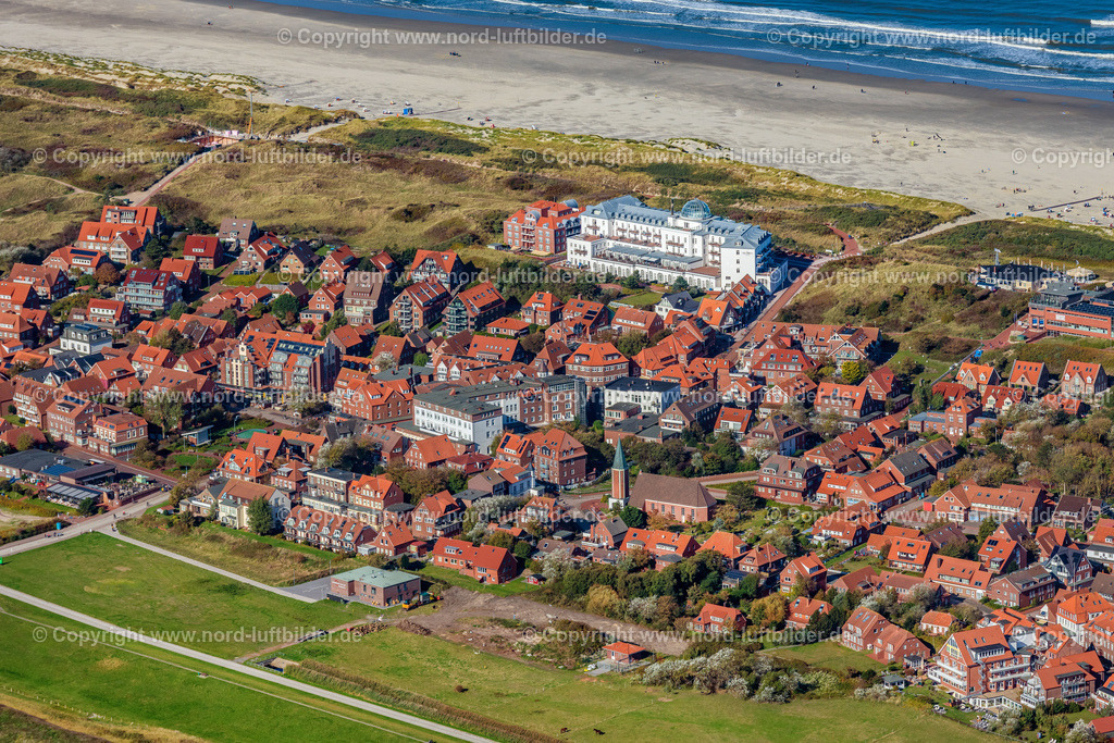 Juist_Ortsansicht_ELS_5704091022 | JUIST 09.10.2022 Ortsansicht der Straßen und Häuser der Wohngebiete in Juist im Bundesland Niedersachsen, Deutschland. // Town View of the streets and houses of the residential areas in Juist in the state Lower Saxony, Germany. Foto: Martin Elsen