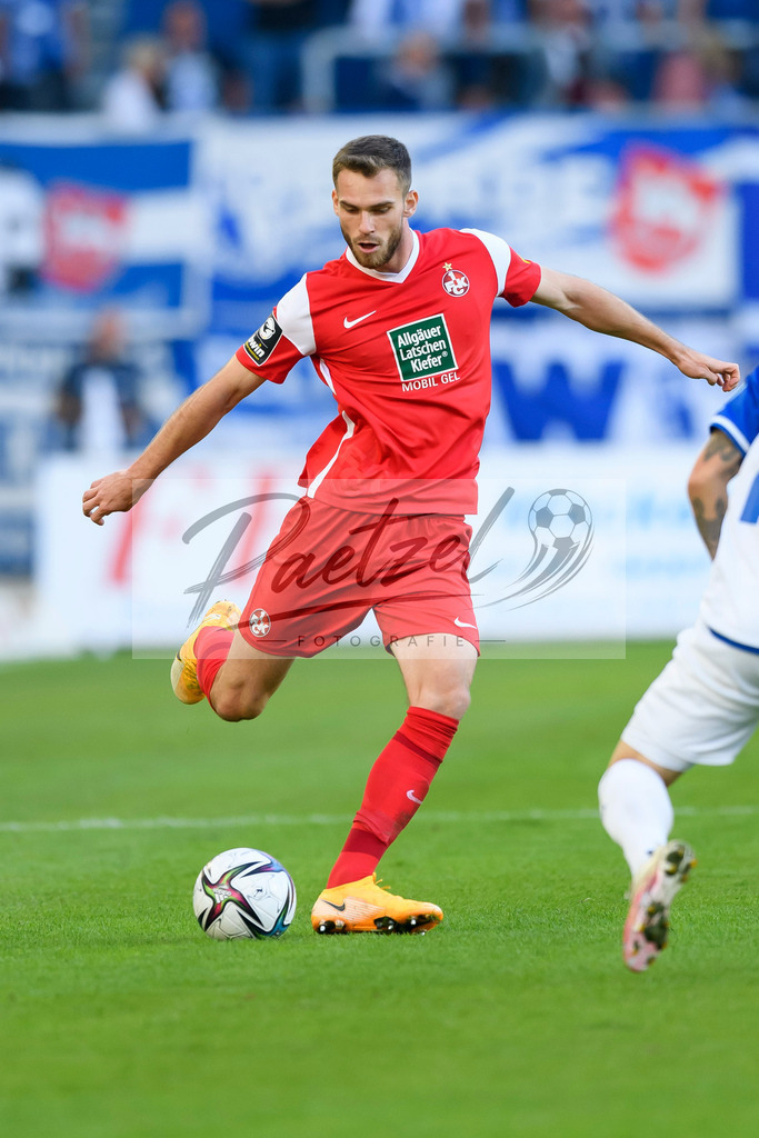 FCMFCK20210904_148 | Fussball, Herren: Boris Tomiak (1. FC Kaiserslautern) in Aktion, am Ball, Einzelaktion beim Spiel der 3. Liga zwischen 1. FC Magdeburg und 1. FC Kaiserslautern in der MDCC-Arena am 04.09.2021 in Magdeburg, Deutschland.DFB / DFL REGULATIONS PROHIBIT ANY USE OF PHOTOGRAPHS AS IMAGE SEQUENCES AND/OR QUASI-VIDEO. - Realisiert mit Pictrs.com