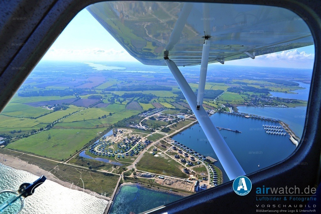 Luftbild OstseeResort Olpenitz - luxuriösen Ferienhäusern mit Seeblick | Die Unterkünfte reichen von komfortablen Ferienwohnungen bis hin zu luxuriösen Ferienhäusern mit Seeblick. Viele sind barrierefrei und für Allergiker geeignet. Der direkte Zugang zum feinsandigen Strand ist ein großer Vorteil, besonders für Gäste mit Kindern.