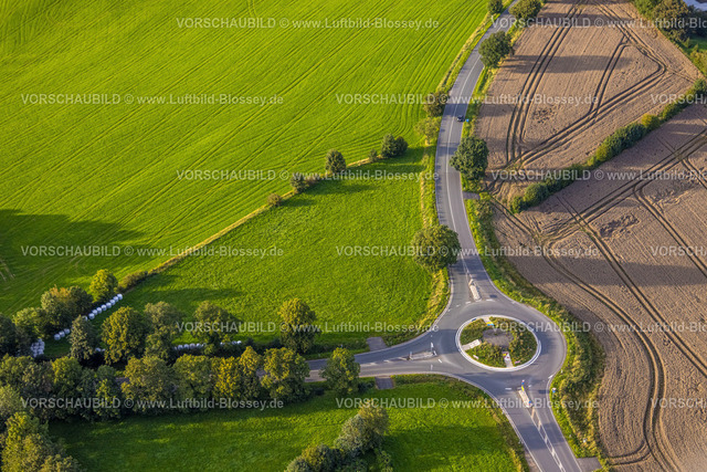 Hagen230904013 | Luftbild, Kreisverkehr mit Straßenverbindung Landesstraße L528 zum Ortsteil Zurstraße, geplanter Fußweg und Radweg, Königsheide, Breckerfeld, Ruhrgebiet, Nordrhein-Westfalen, Deutschland
