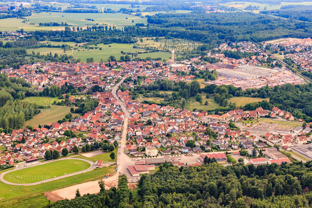 Aerial view: View of the town from the north with Espace Sportif de la Sauer in Seltz in the state Bas-Rhin, France. – Photo: IMG_28768.jpg taken on 06/14/2010 by Werner Riehm/FLY-FOTO.com – Resolution of the original: 4676 x 3118 px – la ville de Seltz