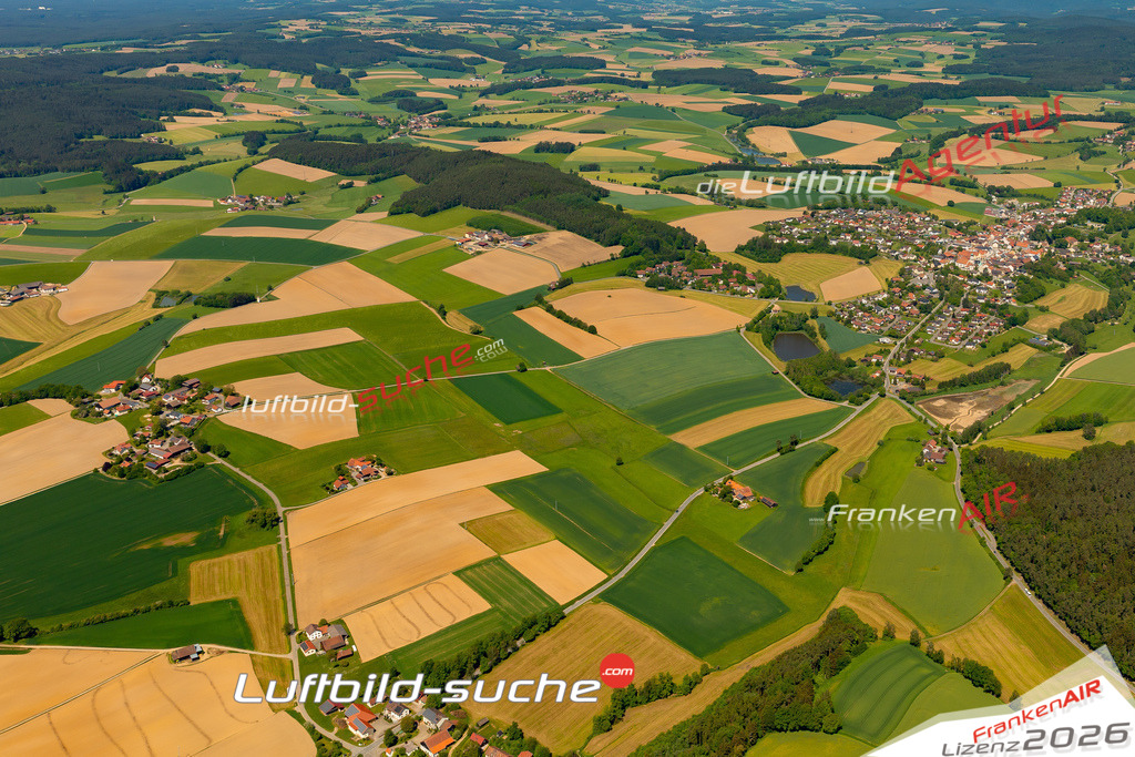 Das Luftbild zeigt : Hitzelsberg Stamsried - Die Luftaufnahme wurde 2024 vom UL-Flugzeug aus erstellt ( keine Drohne ) - Hochauflösende Luftaufnahme - Für grossformatige Ausdrucke geeignet. Die Geschenkidee !Mit Lizenz und Bildrechte bestellbar