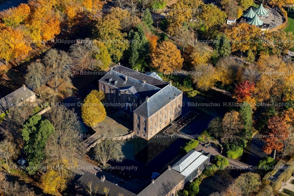 Luftbilder Arcen Limburg-7576 | Luftbildfotografie Herbstluftbild Wassergraben mit Wasserschloß Schloss Kasteeltuinen Arcen in Arcen in Limburg, Niederlande - Realisiert mit Pictrs.com