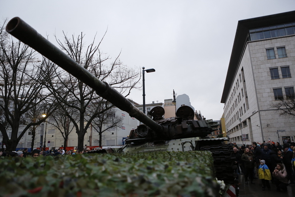 Berlin:  Panzerwrack aus der Ukraine vor der russischen Botschaft als Mahnmal gegen den Krieg | Deutschland, Berlin, 24.02.2023. Ein Panzerwrack steht vor der russischen Botschaft in Berlin-Mitte, mit dem am Jahrestag des russischen Angriffs auf die Ukraine erinnert werden soll. Der zerstörte Panzer vom Typ T-72 soll einige Tage lang vor dem Gebäude Unter den Linden als Mahnmal gegen den Krieg stehen.