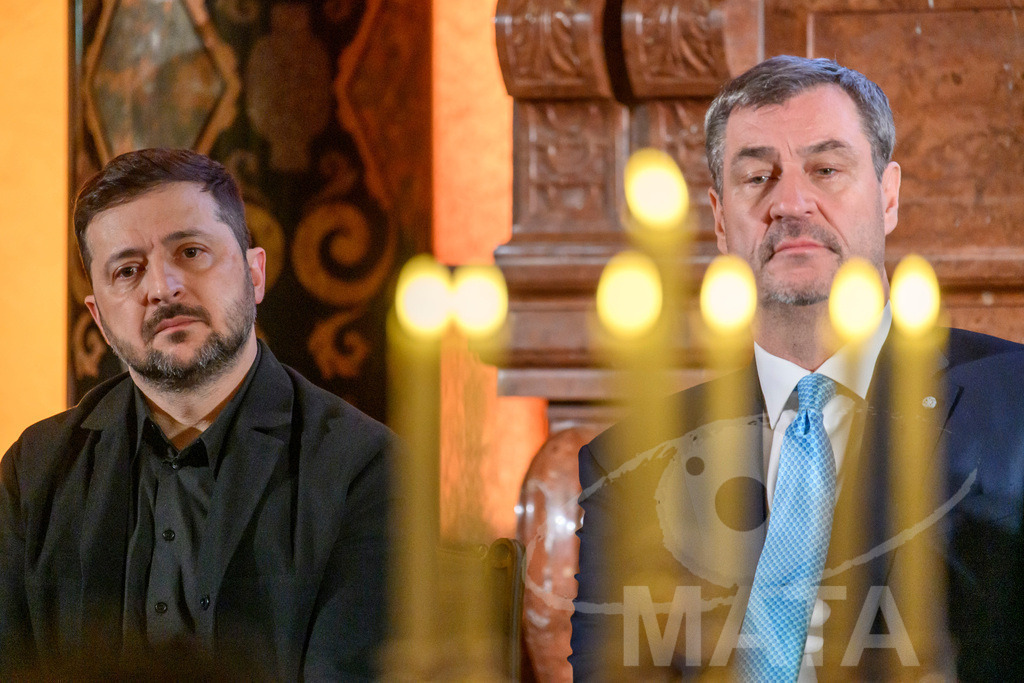 _DWA0861 | Politiker Wolodymyr Selenskyj, Präsident der Ukraine und Bayerns Ministerpräsident Markus Söder (CSU) in der Münchner Residenz bei der Verleihung des Ewald-von-Kleist-Preises. Der diesjährige Ewald-von-Kleist-Preis wird am Rande der Münchner Sicherheitskonferenz 2026 an das ukrainische Volk vergeben. München, 14.02.2026 Bayern Deutschland - Realisiert mit Pictrs.com