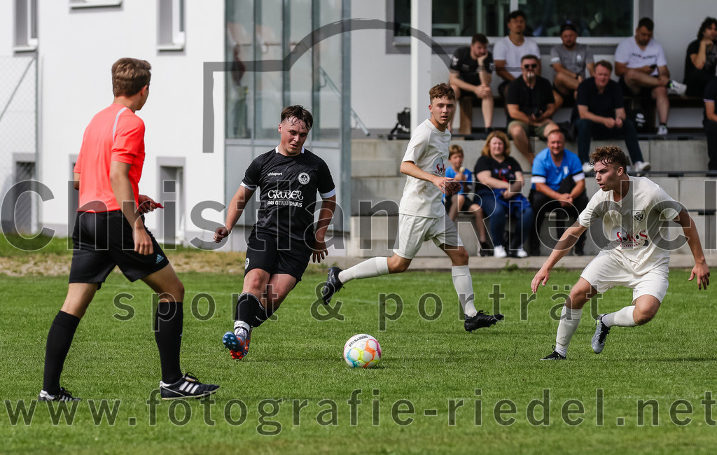 2023-07-02_059_SV_Walpertskirchen_gegen_FC_Herzogstadt | Walpertskirchen, Deutschland, 02.07.2023:
Fußball, Kreisliga 2023 / 2024, Testspiel, SV Walpertskirchen gegen FC Herzogstadt, Endergebnis: 

Schiedsrichter Dominik Dersein, Luis Bigalke (FC Herzogstadt, #8)

Foto: Christian Riedel / fotografie-riedel.net