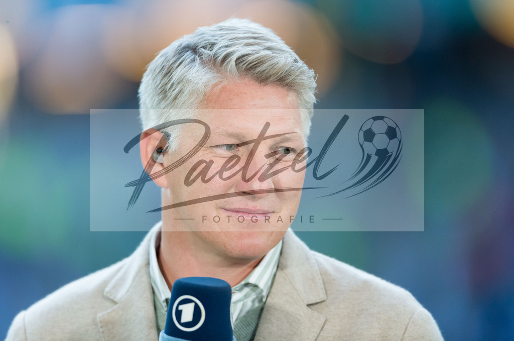 HSVSCF20220419_015 | Fussball, Herren: Bastian Schweinsteiger schaut beim DFB-Pokal-Halbfinalspiel zwischen Hamburger SV und SC Freiburg im Volksparkstadion am 19.04.2022 in Hamburg, Deutschland.DFB / DFL REGULATIONS PROHIBIT ANY USE OF PHOTOGRAPHS AS IMAGE SEQUENCES AND/OR QUASI-VIDEO. - Realisiert mit Pictrs.com