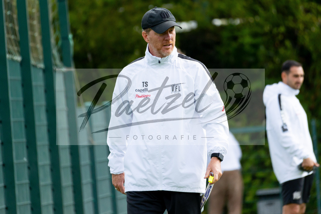 20260909_TRAOSN_0117 | Fußball, Herren: Trainer Timo Schultz (VfL Osnabrück) schaut beim Training des VfL Osnabrück am 09.09.2026 im Sportpark Illoshöhe in Osnabrück, Deutschland.(Foto von Nico Paetzel) - Realisiert mit Pictrs.com
