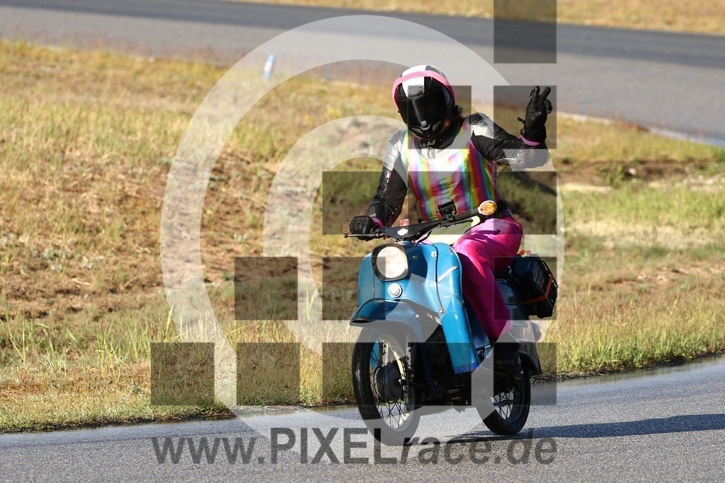 mopedrennen-20260514_12039 | Schöne Erinnerungen an spannende Momente - das festzuhalten ist unser Job. PIXELrace.de ist seit 2003 auf den Rennstrecken Europas unterwegs um die Action draußen beim Fahren und die wunderbare Stimmung imm Fahrerlager für euch einzufangen.