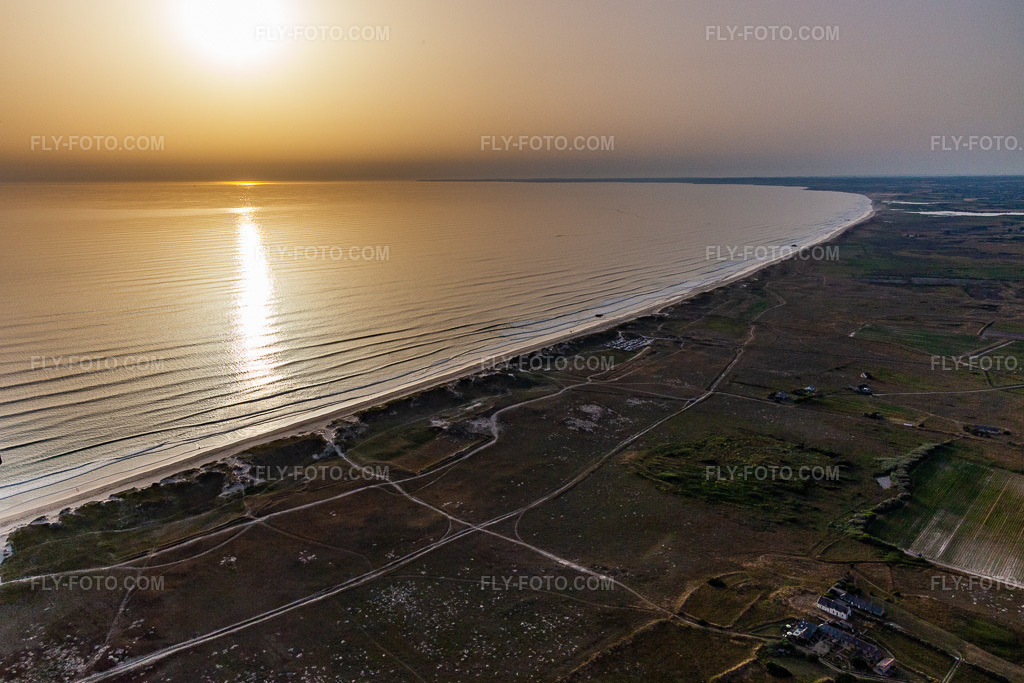 Aerial view: TREGUENNEC Beach in Tréguennec in the state Finistere, France. – Photo: IMG_132532.jpg taken on 06/17/2022 by Werner Riehm/FLY-FOTO.com – Resolution of the original: 5161 x 3441 px