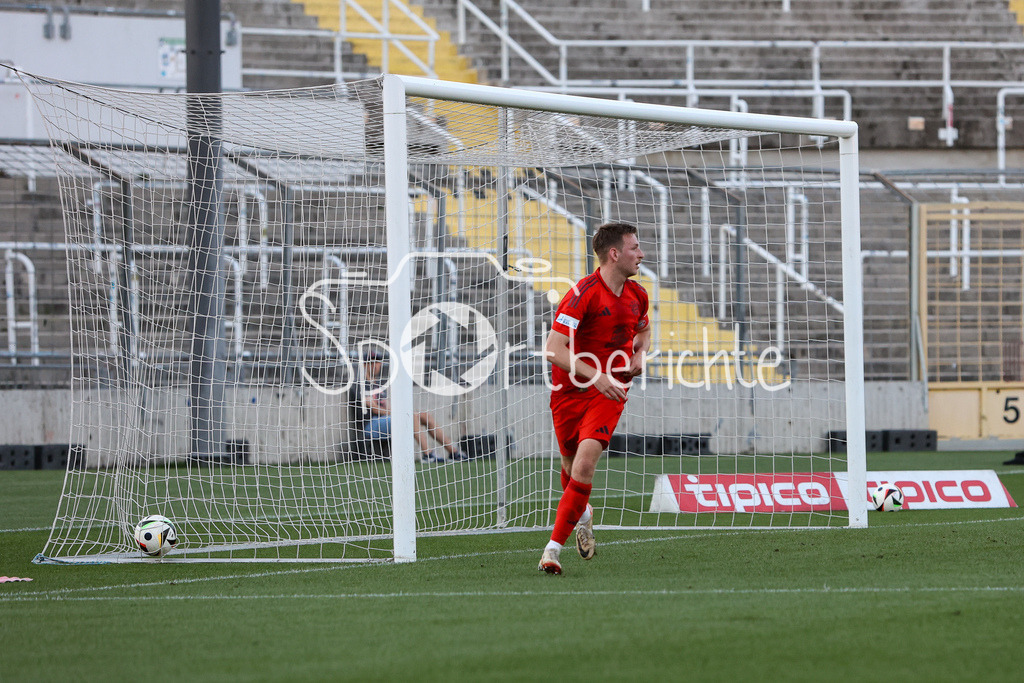 FC Bayern Amateure - DjK Vilzing | Ein Tor von Timo KERN (FC Bayern München II #10) wird wegen Abseits nichtd gegeben / Regionalliga Bayern: FC Bayern München II - DjK Vilzing, Grünwalder Stadion am 30.08.2024
