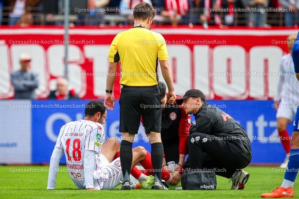 xsefx12042601013 | 12.04.2026, xsefx, Fußball, Regionalliga West, SC Fortuna Köln - FC Schalke 04 II (U23), 29. Spieltag, Südstadion Köln, Saison 2025 2026: Verletzter Hamadi Al-Ghaddioui (Fortuna Koeln #18)  wird auf dem Feld versorgt, DFB regulations prohibit any use of photographs as image sequences and or quasi-video. Photo: xSabinexEffgenxPressefotoKochx