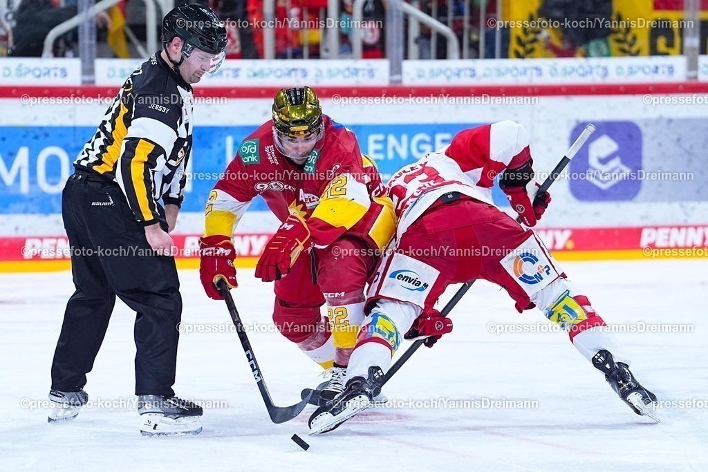 xYDR12102501011 | 12.10.2025, xydrx, Eishockey, DEL2, Düsseldorfer EG - Eispiraten Crimmitschau, PSD Bank Dome Düsseldorf: Erik Bradford (Düsseldorfer EG #22) im Zweikampf gegen Tim McGauley (Eispiraten Crimmitschau #23)