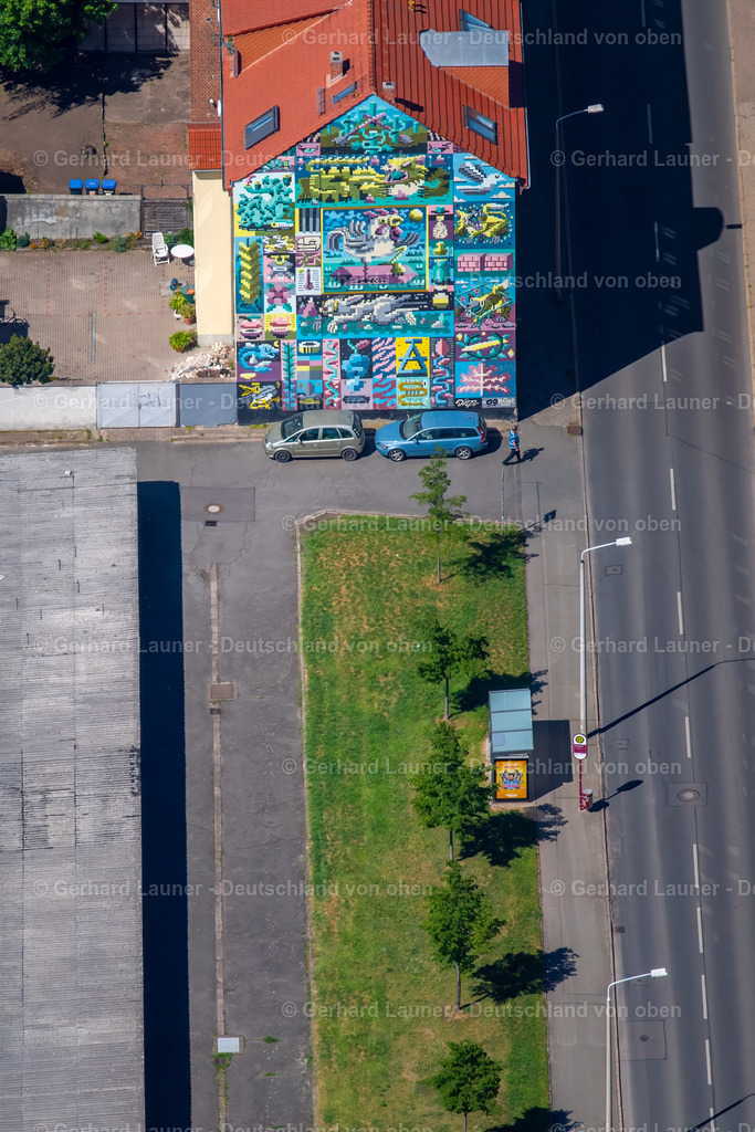4026753 | ERFURT 07.05.2020 Graffiti- Kunstwerk und Großflächen- Malerei an einer Fassade an einem Mehrfamilienhaus an der Salzstraße im Ortsteil Ilversgehofen in Erfurt im Bundesland Thüringen, Deutschland. // Graffiti- artwork and large-area painting on a facade of a residential building on Salzstrasse in the district Ilversgehofen in Erfurt in the state Thuringia, Germany. Foto: Gerhard Launer