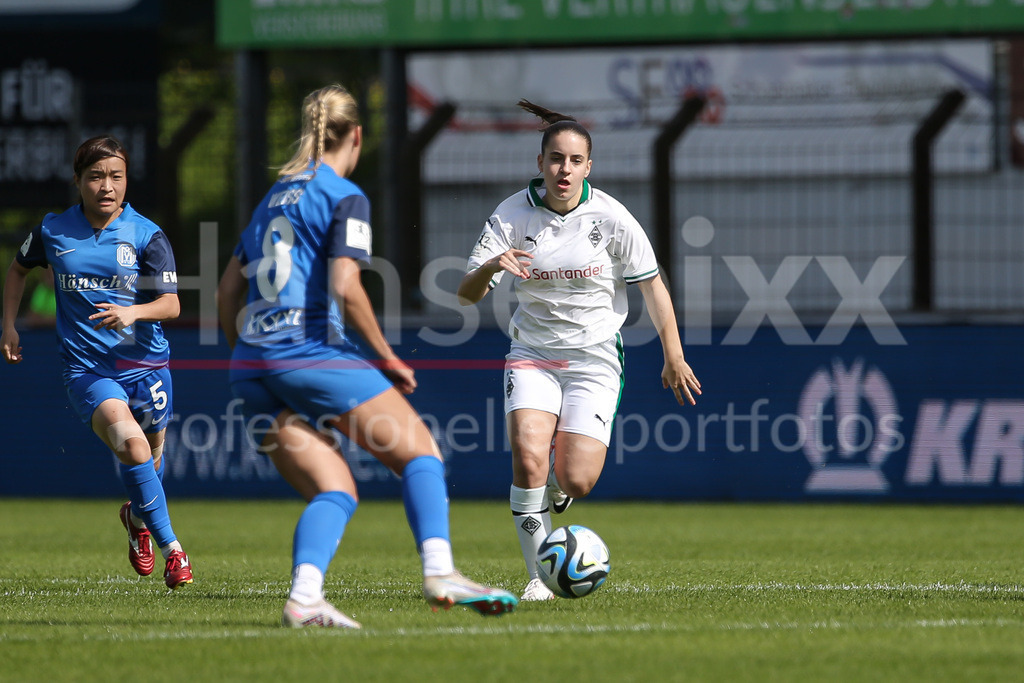Fussball, 2. Frauen-Bundesliga, SV Meppen - Borussia Mönchengladbach | v.li.: Leonie Köpp (Borussia Mönchengladbach, 20) am Ball, Einzelbild, Ganzkörper, Aktion, Action, Spielszene, DIE DFB-RICHTLINIEN UNTERSAGEN JEGLICHE NUTZUNG VON FOTOS ALS SEQUENZBILDER UND/ODER VIDEOÄHNLICHE FOTOSTRECKEN. DFB REGULATIONS PROHIBIT ANY USE OF PHOTOGRAPHS AS IMAGE SEQUENCES AND/OR QUASI-VIDEO.