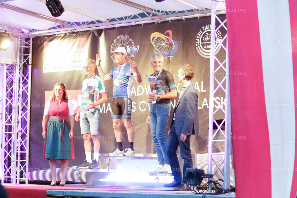 1460_20230817_Bewerb_Maenner_Muehlanger | AUT - OESTERREICH, 2023-08-16: SPORT RENNRAD-FAHREN - 55. INTERNATIONALER RADWELTPOKAL IN ST. JOHANN IN TIROL  - Vintage-Radrennen mit WM-Bronze-Medaillen-Siegerin Christina Schweinberger, den Teilnehmer und Alexander Baumann (vom Orginastions-Team) - TAG 2 BEWERB MAENNER IN SECHS GRUPPEN  ; Foto: Roland Muehlanger