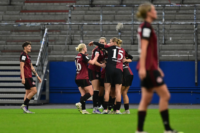 Fußball I Frauen I Saison 2025-2026 I Bundesliga I 10. Spieltag I Hamburger SV - 1. FC Nürnberg I 47232 | Jubel, Begeisterung, Enthusiasmus, Euphorie, Freude, Glücksgefühl, Heiterkeit bei: Nastassja Lein (24, 1. FC Nürnberg) mit ihren Mitspielerinnen - Realisiert mit Pictrs.com