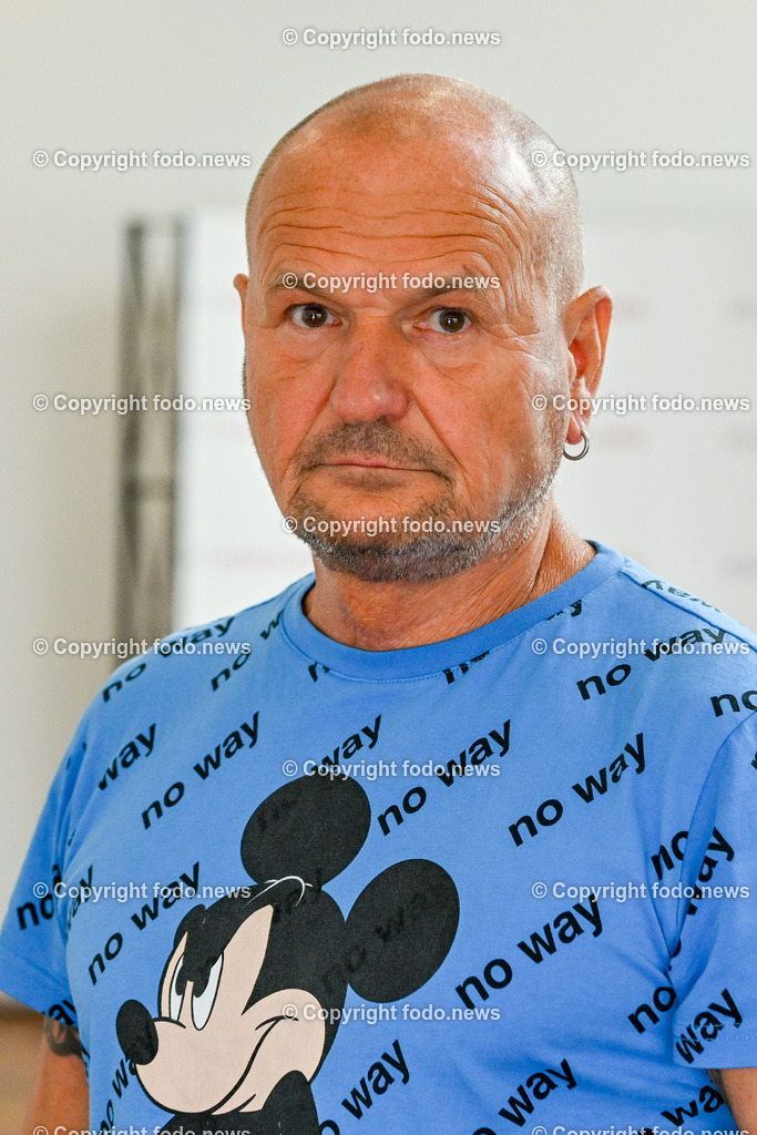 Pressekonferenz Ansfelden_ Gasexplosion_ 28.06.2023-23 | 28.06.2023 Pressekonferenz, Ansfelden Gasexplosion, im Bild Werner B. (59, ein betroffener evakuierter Anrainer)