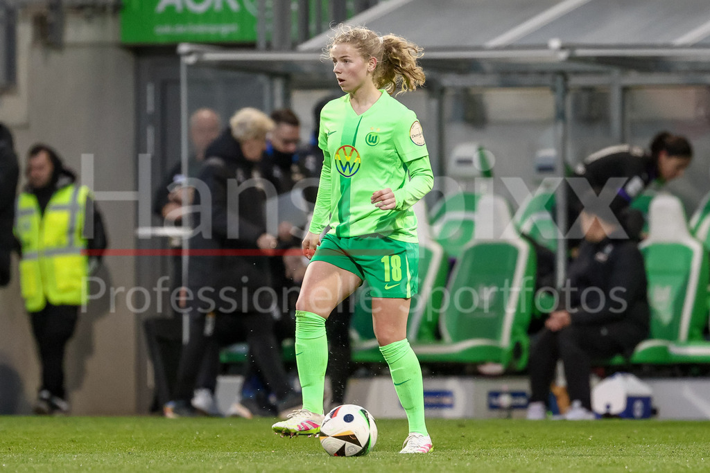 Fussball, Google Pixel Frauen-Bundesliga, VfL Wolfsburg - SGS Essen | v.li.: Justine Kielland (VfL Wolfsburg, 18) am Ball, Freisteller, Einzelbild, Ganzkörper, Aktion, Action, Spielszene, DIE DFB-RICHTLINIEN UNTERSAGEN JEGLICHE NUTZUNG VON FOTOS ALS SEQUENZBILDER UND/ODER VIDEOÄHNLICHE FOTOSTRECKEN. DFB REGULATIONS PROHIBIT ANY USE OF PHOTOGRAPHS AS IMAGE SEQUENCES AND/OR QUASI-VIDEO.