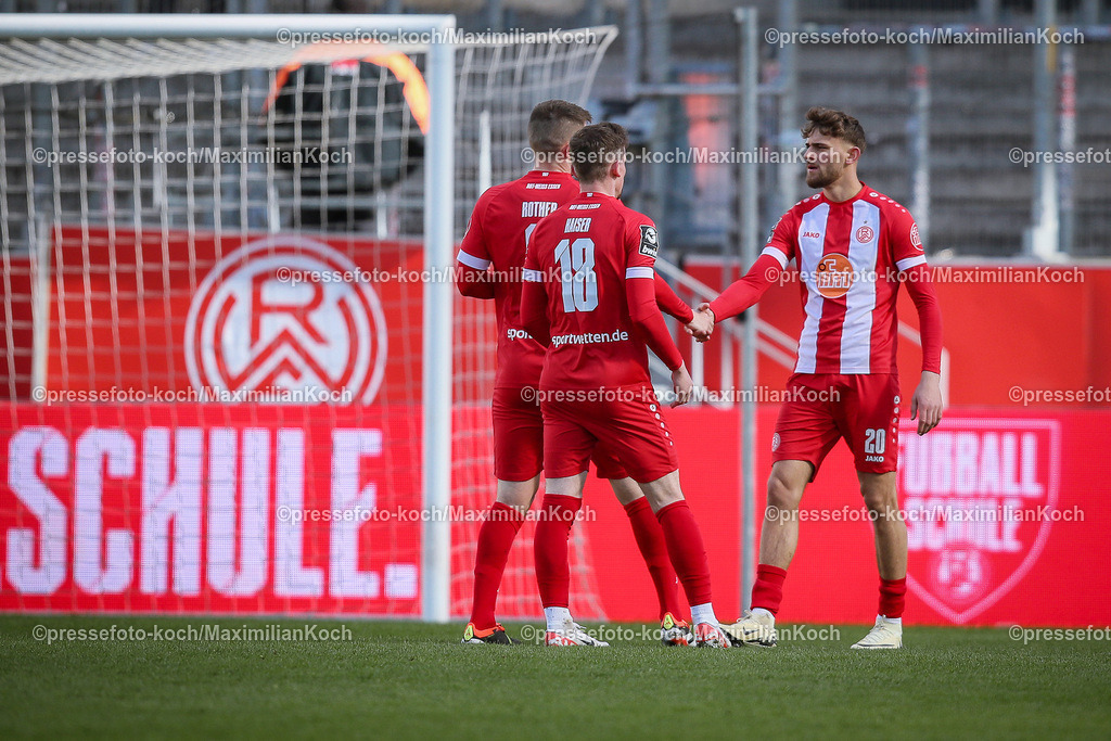 RWE23032401043 | 23.03.2024, Essen, Fußball, Stadion an der Hafenstraße, Testspiel Rot-Weiss Essen – NK Veres Rivne: Torjubel nach dem 1:1 durch Leonardo Vonic (Rot-Weiss Essen)