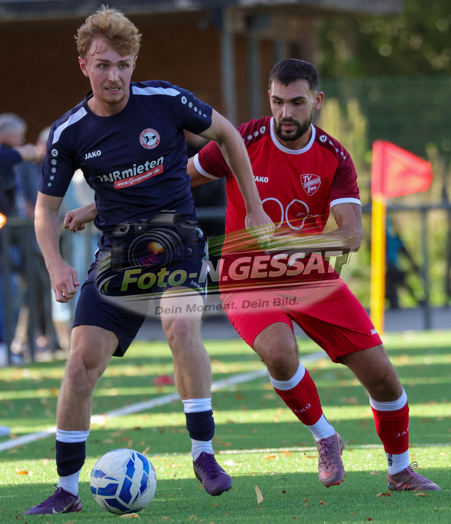 VfL Holsen - TV Elverdissen | Auf dem Bild zu sehen: schwarz VfL Holsen: Yurii Cherkas ; rot TV Elverdissen: Robert Lipkowski VfL Holsen, TV Elverdissen, Saison 26/27, Kreisliga A, Holsen, Deutschland - Realisiert mit Pictrs.com