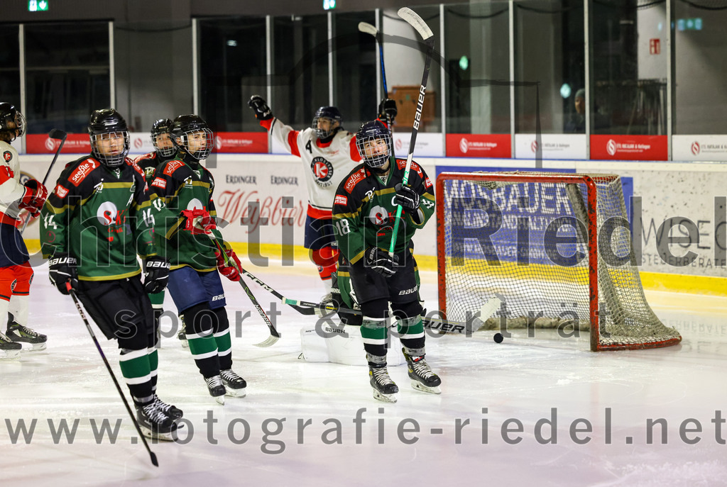 2022-12-04_004_TSV_Erding_gegen_EHC_Klostersee | Erding, Deutschland, 04.12.2022:
Eishockey, Bayernliga U17 2022 / 2023, 11. Spieltag, TSV Erding gegen EHC Klostersee, Endergebnis: 3:5

Elias Mohyla (Erding Gladiators, #14), Leonard Wurm (Erding Gladiators, #18)

Foto: Christian Riedel / fotografie-riedel.net