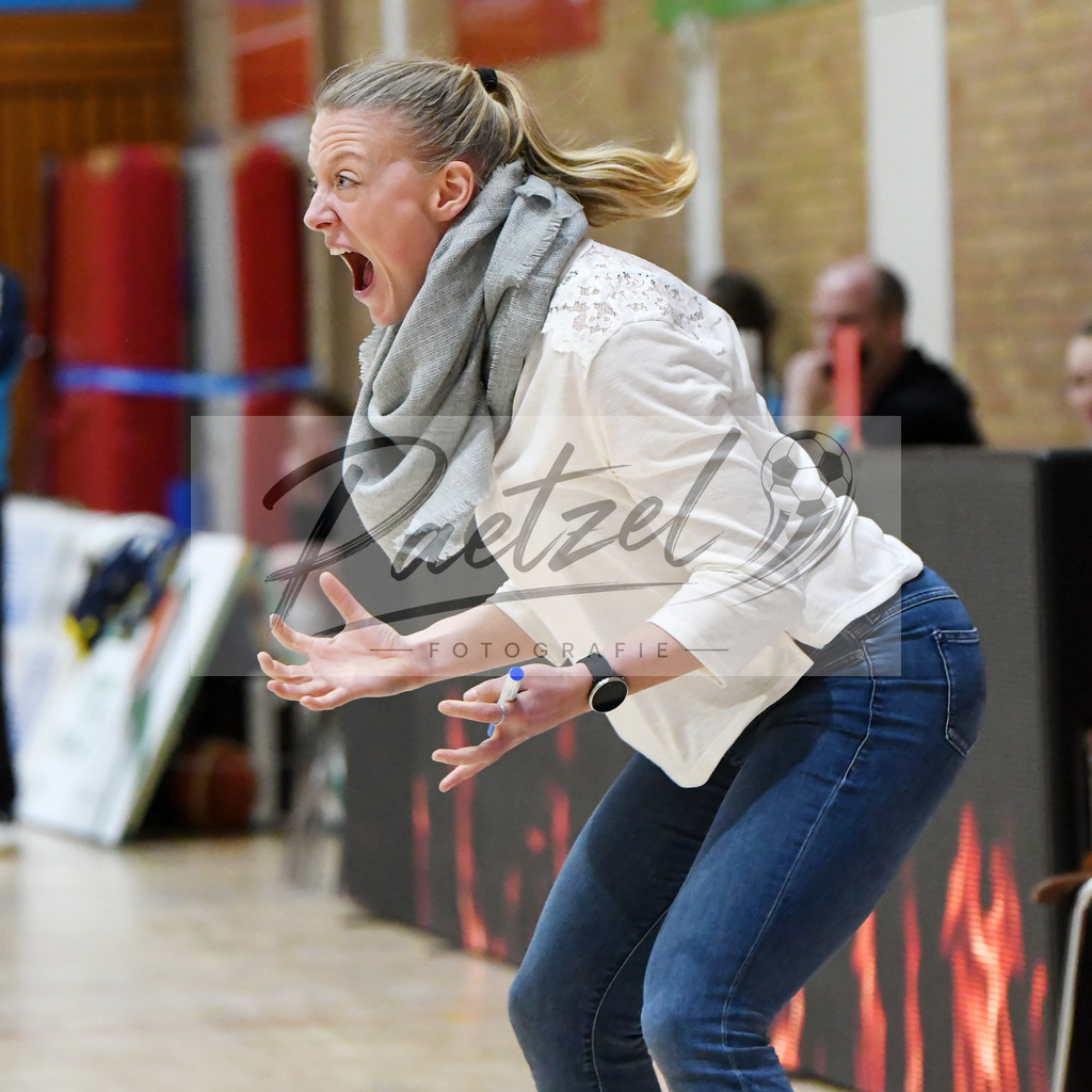 20200209_PAOEBS_0050 | Basketball, Frauen: Trainerin / Headcoach Constanze Wegner (Panthers Academy Osnabrueck) gestikuliert, schaut enttaeuscht, niedergeschlagen, frustriert waehrend des Spiels der 2. DBBL zwischen Panthers Academy Osnabrueck und Eintracht Braunschweig im datos – home of the panthers am 09.02.2020 in Osnabrueck, Deutschland. - Realisiert mit Pictrs.com