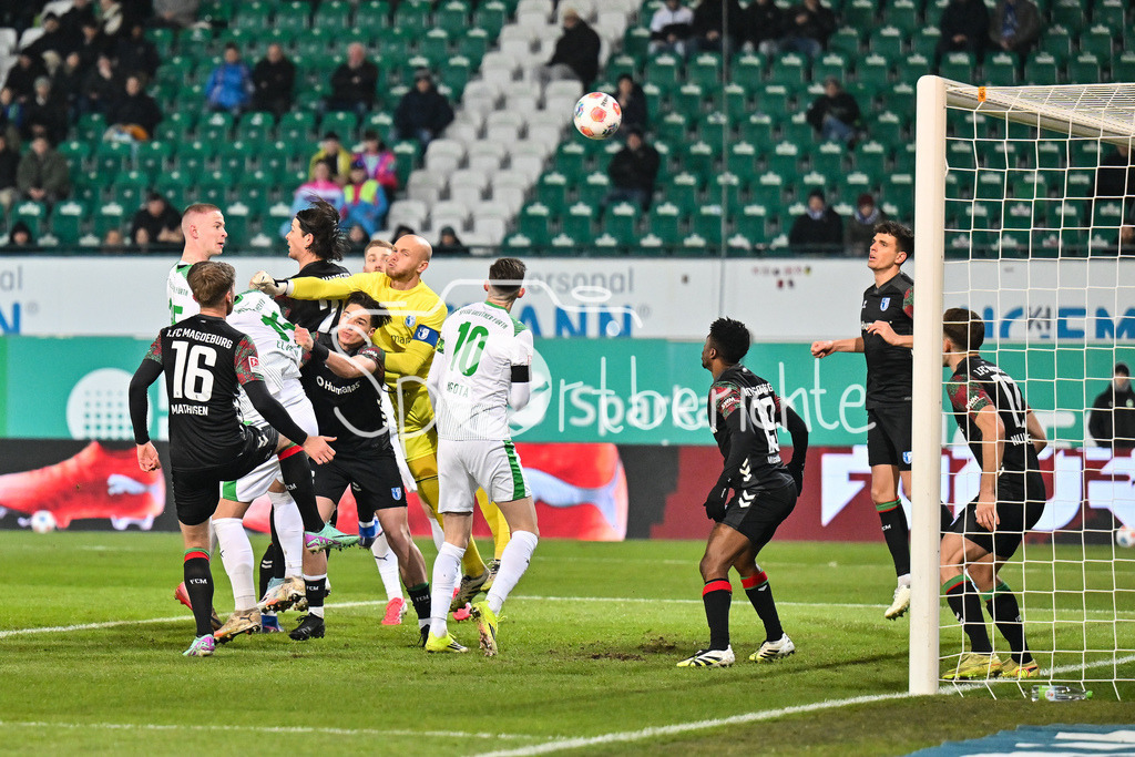 SpVgg Greuther Fürth - 1. FC Magdeburg | FUERTH, GERMANY - 06. FEBRUARY: in dieser Szene köpft Brynjar Ingo BJARNASON (SpVgg Greuther Fürth 25) den Treffer zum 1-0 für die Hausherren / Tor / Torschuetze / Freude / Happy während dem Match zwischen der SpVgg Greuther Fürth und dem 1. FC Magdeburg am 21. Spieltag der 2. Bundesliga im Sportpark Ronhof Thomas Sommer