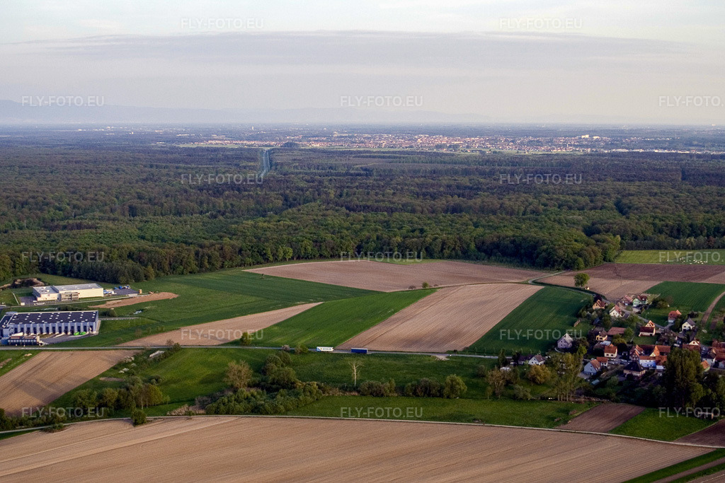 Vue aérienne: Vue de la ville à Hegeney dans le département Bas Rhin, France. Photo: IMG_10678.jpg prise le 04/05/2008 par Werner Riehm/FLY-FOTO.eu – Résolution de l'original: 3456 x 2304 px