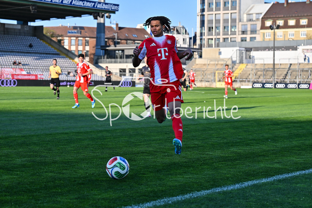FC Bayern Amateure - SpVgg Ansbach | MUNICH, GERMANY - 17. APRIL: am BAll Julien YANDA (FC Bayern München II 16) während dem Match zwischen den Amateuren des FC Bayern München und der SpVgg Ansbach am 29. Spieltag der Regionalliga Bayern im Grünwalder Stadion