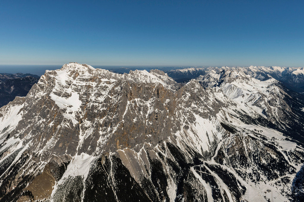 Felsen- Massiv und Berglandschaft des Zugspitzmassiv mit den Gipfeln der Zugspitze | Felsen- Massiv und Berglandschaft des Zugspitzmassiv mit den Gipfeln der Zugspitze