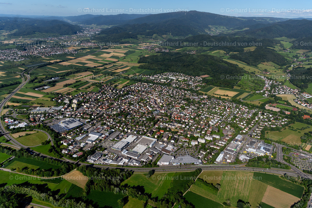 4034208 | GUNDELFINGEN 30.06.2020 Stadtgebiet mit von Wald- und Forstflächen umsäumten Außenbezirken und Innenstadtbereich in Gundelfingen im Bundesland Baden-Württemberg, Deutschland // Urban area with outskirts and inner city area surrounded by woodland and forest areas in Gundelfingen in the state Baden-Wuerttemberg, Germany Foto: Gerhard Launer