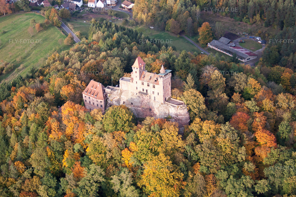 Luftbild: Ruine und Mauerreste der ehemaligen Burganlage und Feste Burg Berwartstein in Erlenbach bei Dahn im Bundesland Rheinland-Pfalz in Deutschland. Foto: IMG_53935.jpg vom 20.10.2012 durch Werner Riehm/FLY-FOTO.de