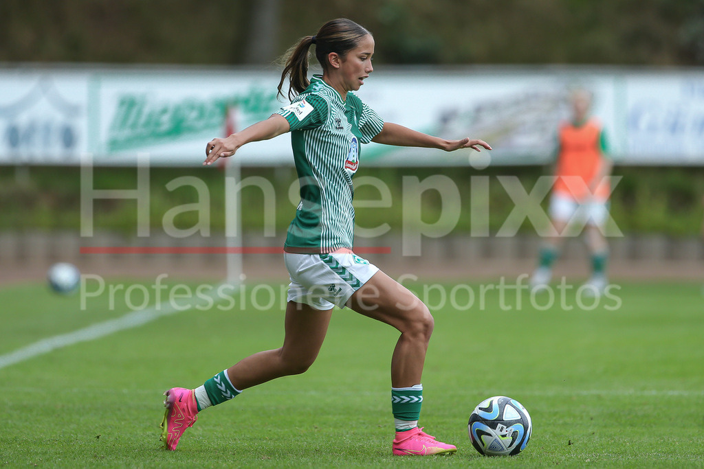 Fussball, Testspiel Frauen, Borussia Mönchengladbach - SV Werder Bremen | v.li.: Amira Dahl (SV Werder Bremen, 17) am Ball, Einzelbild, Ganzkörper, Aktion, Action, Spielszene