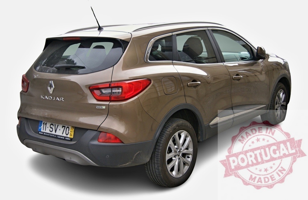 Renault Kadjar parked on white background, rear view | Brown Renault Kadjar crossover SUV car parked on a white background, rear view - Realisiert mit Pictrs.com