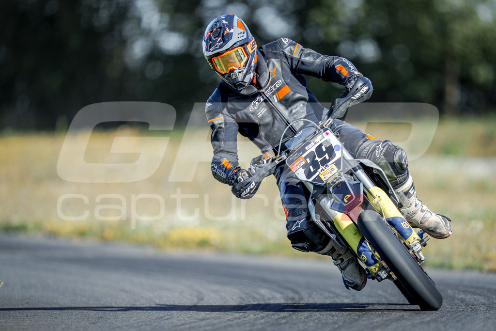 SuperMoto_Staatsmeisterschaft_Fuglau-41 | GRIPcapture steht für authentische Sportfotografie in Österreich – für Momente, die mehr sind als Geschwindigkeit oder Ergebnis. Es geht um Emotion, Spannung, Fokus und den Augenblick, der oft nur einen Wimpernschlag dauert.Ob Motorsport, Teamsport oder 