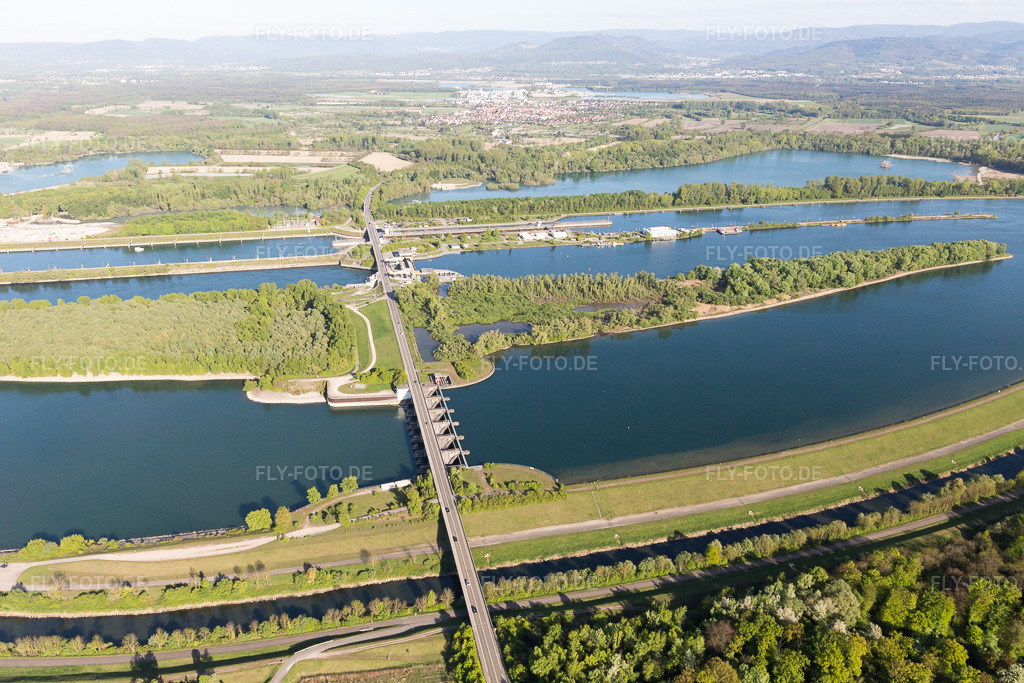 Luftbild: Rheinschleusse Iffezheim in Roppenheim im Bundesland Bas-Rhin in Frankreich. Foto: IMG_099061.jpg vom 23.04.2017 durch Werner Riehm/FLY-FOTO.de