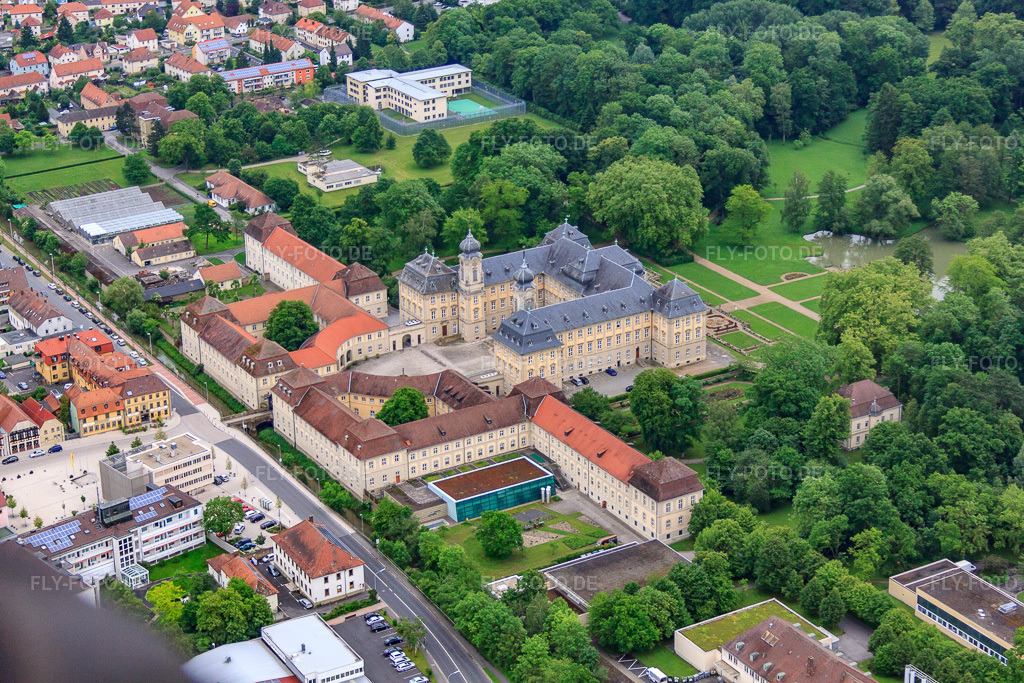 Luftbild: Schloßpark und Schloß Werneck mit Schlosskirche und Albert-Schweitzer-Haus in Werneck im Bundesland Bayern in Deutschland.Foto: IMG_66119.jpg vom 30.05.2014 durch Werner Riehm/FLY-FOTO.deAuflösung des Originals: 4752 x 3168 pxWWW.WERNECK-EVANGELISCH.DE