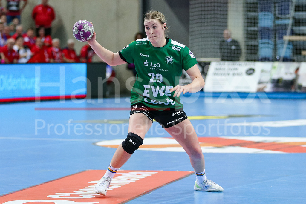 Handball, Bundesliga Frauen, VfL Oldenburg - Thüringer HC | v.li.: Paulina Golla (VfL Oldenburg, 29) Freisteller am Ball, Einzelfoto, Spielszene, Aktion, Action