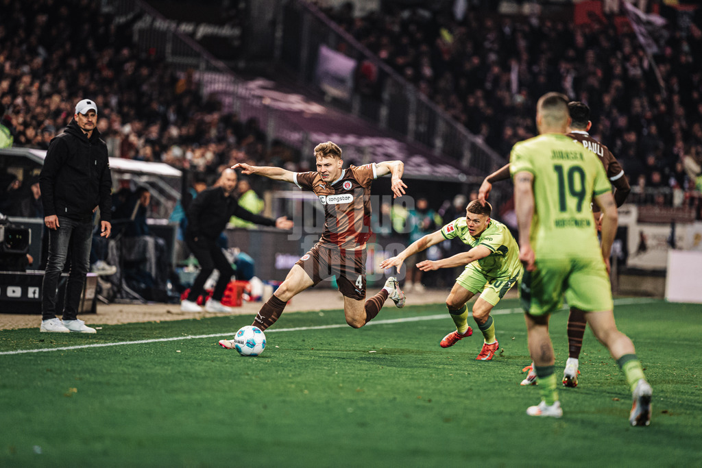 Fußball | Männer | Saison 2024/2025  | Fußball-Bundesliga | 26. Spieltag | FC St. Pauli vs. TSG Hoffenheim | 14.03.2025 | David Nemeth (#4, FC St. Pauli) links wird geschubst von Finn Becker (#20, TSG Hoffenheim)