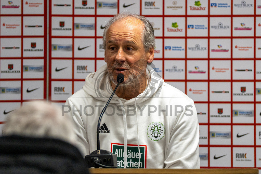 SG Sonnenhof Grossaspach vs. FC 08 Homburg, Fussball, Regionalliga Suedwest, 26. Spieltag, 28.03.2026 | Roland Seitz (Trainer FC 08 Homburg) bei der Pressekonferenz nach dem Sieg,SG Sonnenhof Grossaspach vs. FC 08 Homburg, Fussball, Regionalliga Suedwest, 26. Spieltag, 28.03.2026