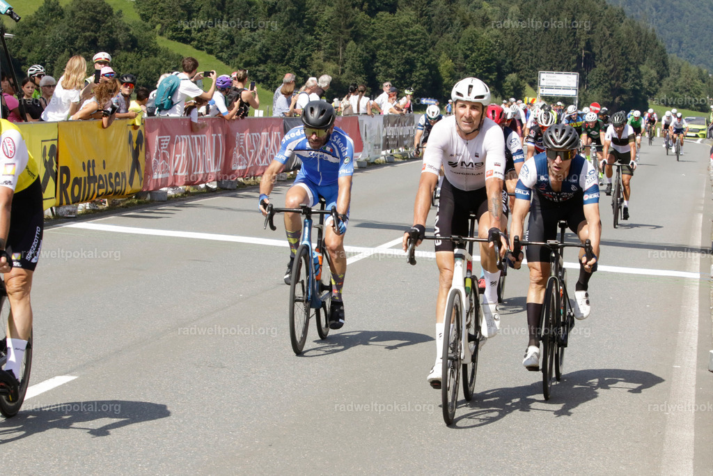 1019_20230817_Bewerb_Maenner_Muehlanger | AUT - OESTERREICH, 2023-08-16: SPORT RENNRAD-FAHREN - 55. INTERNATIONALER RADWELTPOKAL IN ST. JOHANN IN TIROL  - Vintage-Radrennen mit WM-Bronze-Medaillen-Siegerin Christina Schweinberger, den Teilnehmer und Alexander Baumann (vom Orginastions-Team) - TAG 2 BEWERB MAENNER IN SECHS GRUPPEN  ; Foto: Roland Muehlanger