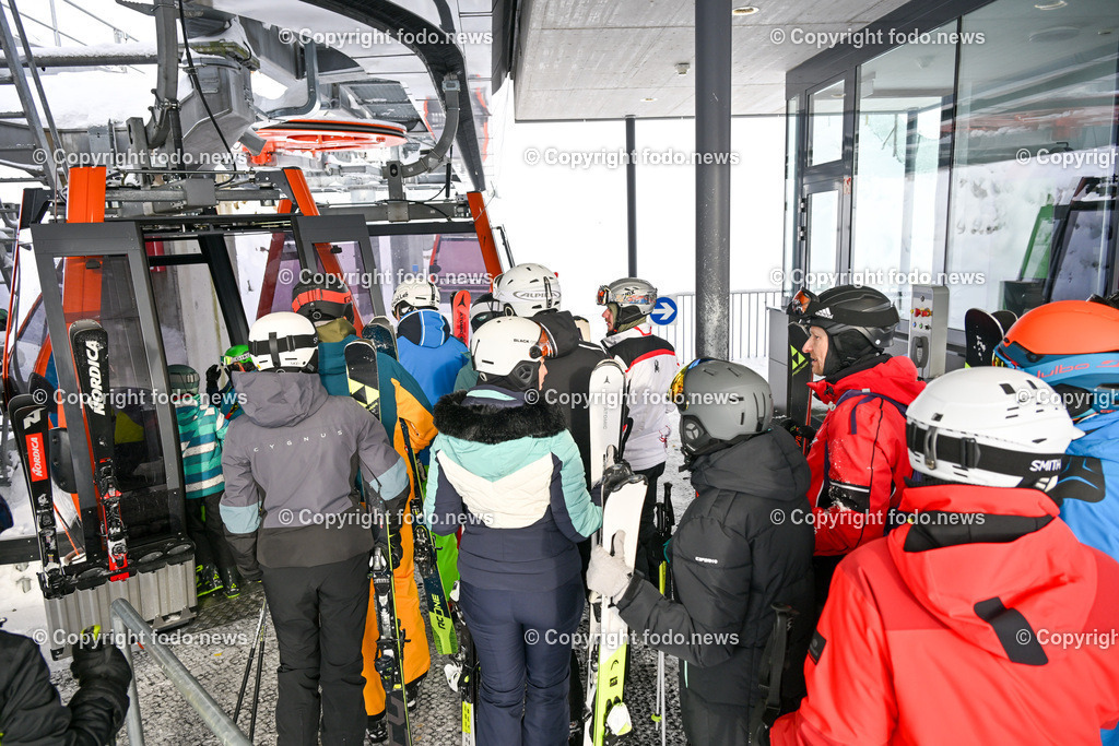 Hochficht_ Skigebiet_ Boehmerwald_ Saisonopening_ 08.12.2023-21 | 08.12.2023, Hochficht, AUT, Skigebiet Hochficht, Boehmerwald, Saisonopening 2023, im Bild Besucher, Sportler, Skifahrer, Talstation, einsteigen in Gondel, anstellen, Skilift, Ski, Snowboard
