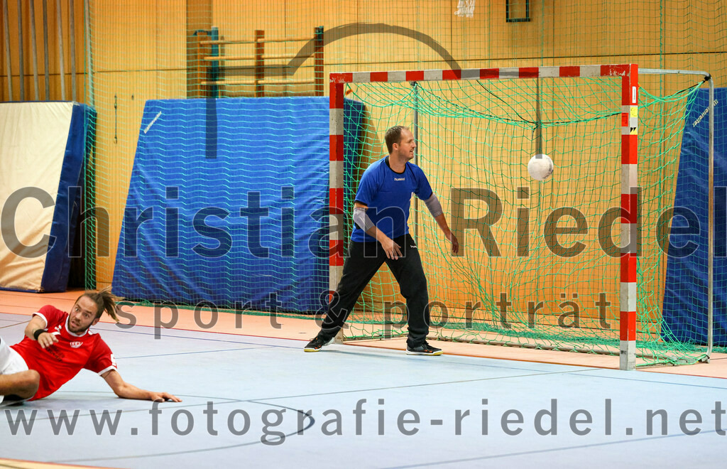 2022-10-01_023_SpVgg_Altenerding_II_gegen_TSV_Taufkirchen-Vils | Erding, Deutschland, 01.10.2022:
Handball, Bezirksklasse Männer 2022 / 2023, 1. Spieltag, SpVgg Altenerding II gegen TSV Taufkirchen/Vils, Endergebnis: 21:32

Dion Heydemann (TSV Taufkirchen/Vils, #17), Christopher Schindler (SpVgg Altenerding, #1)

Foto: Christian Riedel / fotografie-riedel.net