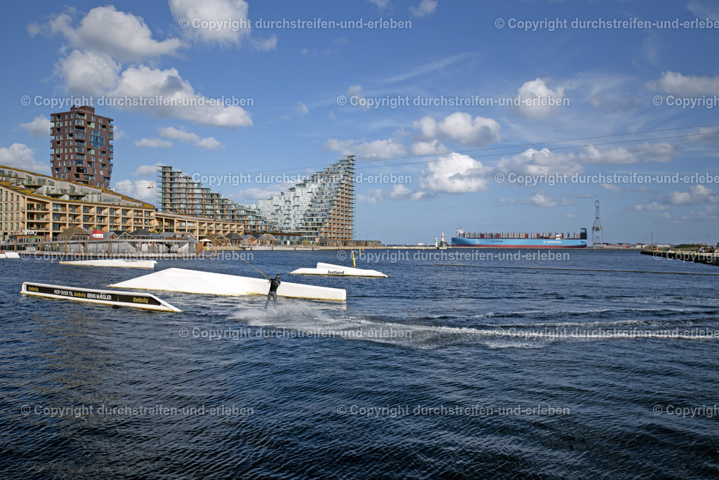 Wasserski im Hafen von Aarhus | Freizeit, Arbeiten und Wohnen vereinen sich seit einigen Jahren in neu gestalteten Hafen von Aarhus. - Realisiert mit Pictrs.com